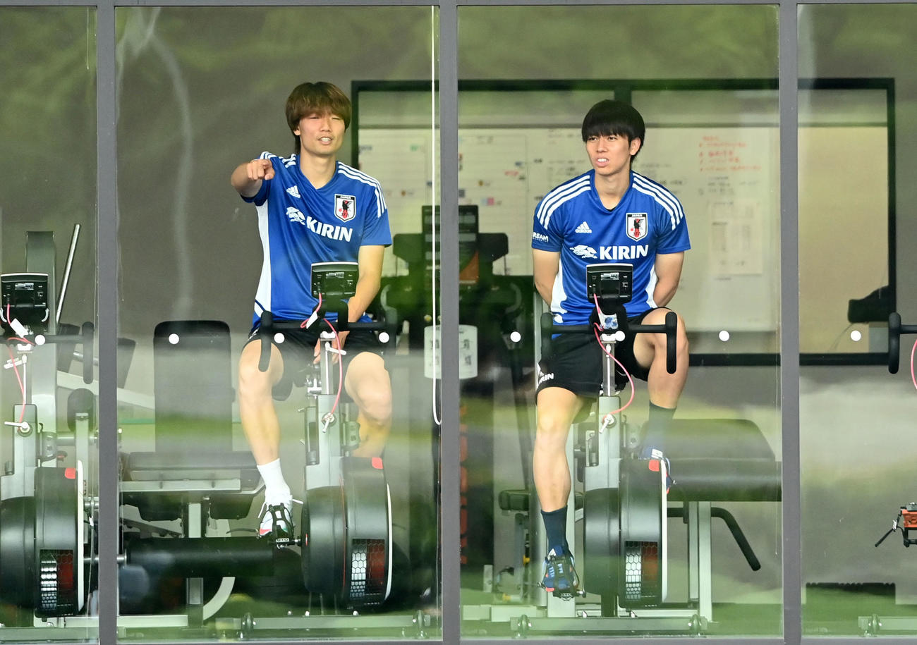 室内でリカバリートレーニングをする田中（右）と板倉（撮影・横山健太）