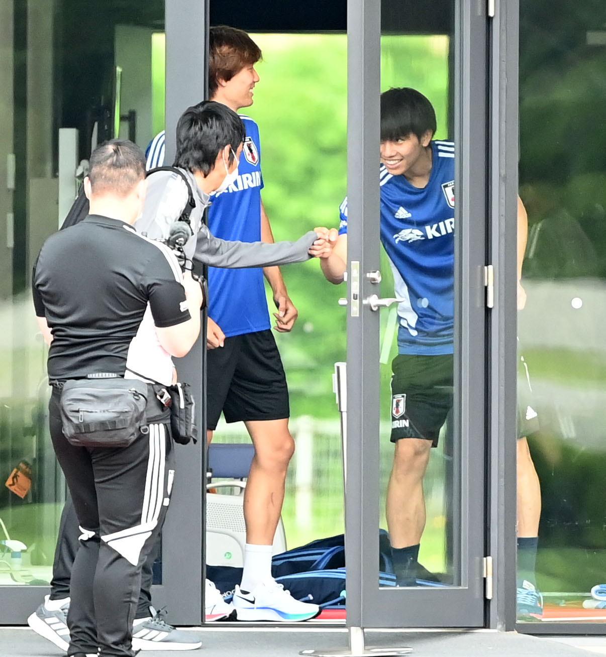 中村憲剛ロールモデルコーチ（左から2人目）とあいさつを交わす板倉（同3人目）と田中（右）（撮影・横山健太）