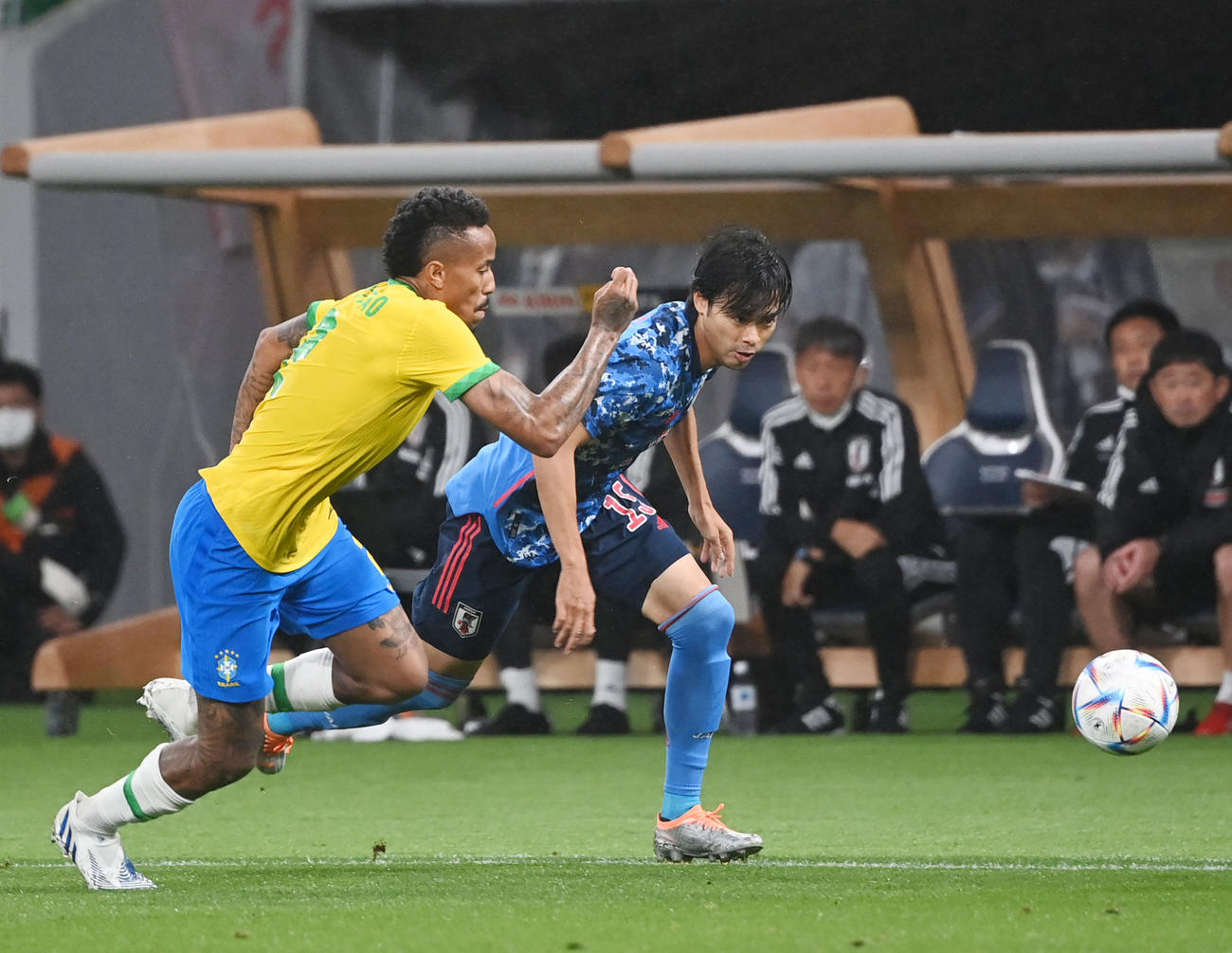 6日　ブラジル戦の後半、ドリブルする三笘（右）