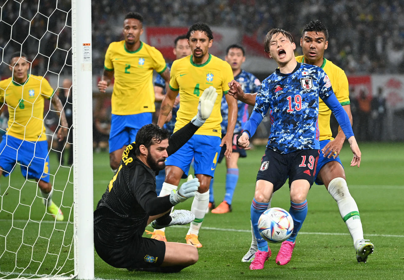 6日のブラジル戦　前半、ゴール前でシュートを狙うもボールに届かず悔しがる古橋（手前右）