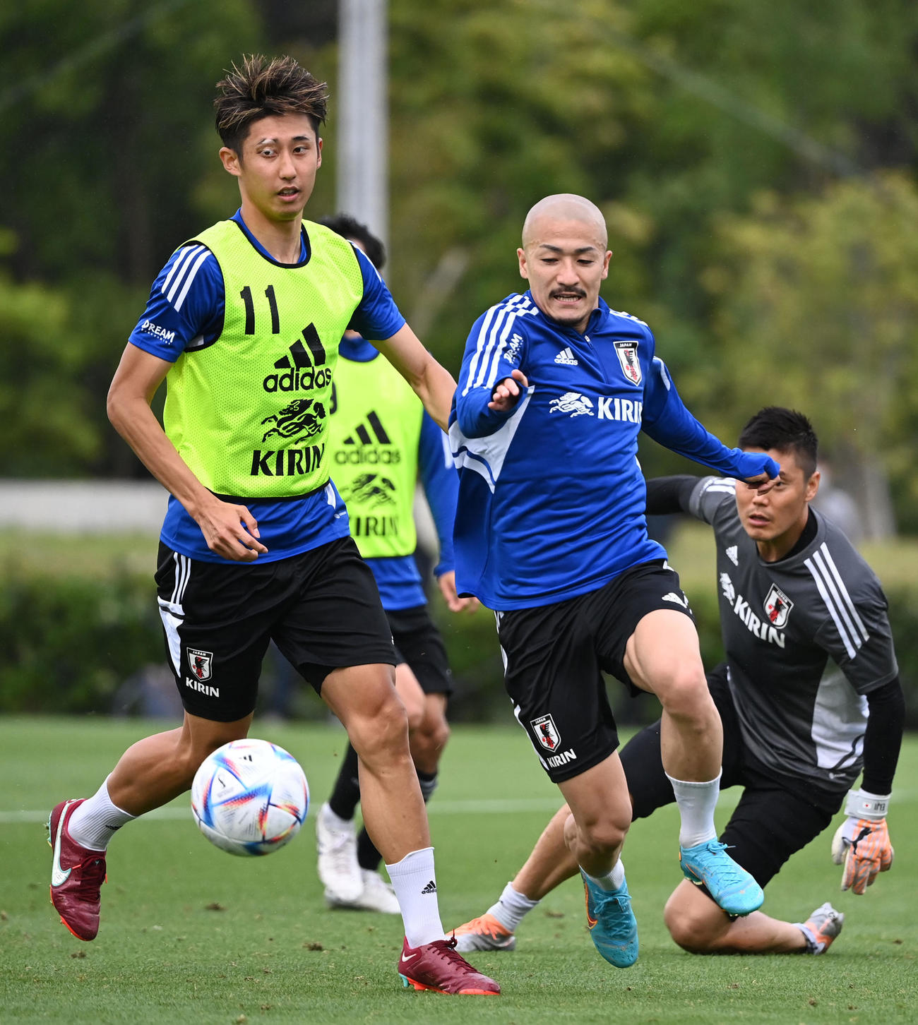 ミニゲームでボールを追う前田（右）。左は伊藤（撮影・横山健太）