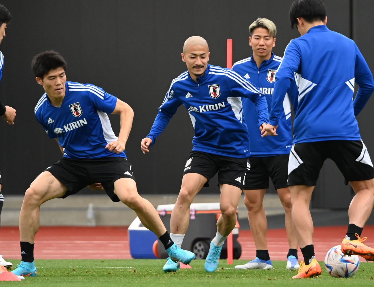 ボール回しで軽快な動きを見せる冨安（左）と前田（同2人目）。同3人目は浅野（撮影・横山健太）