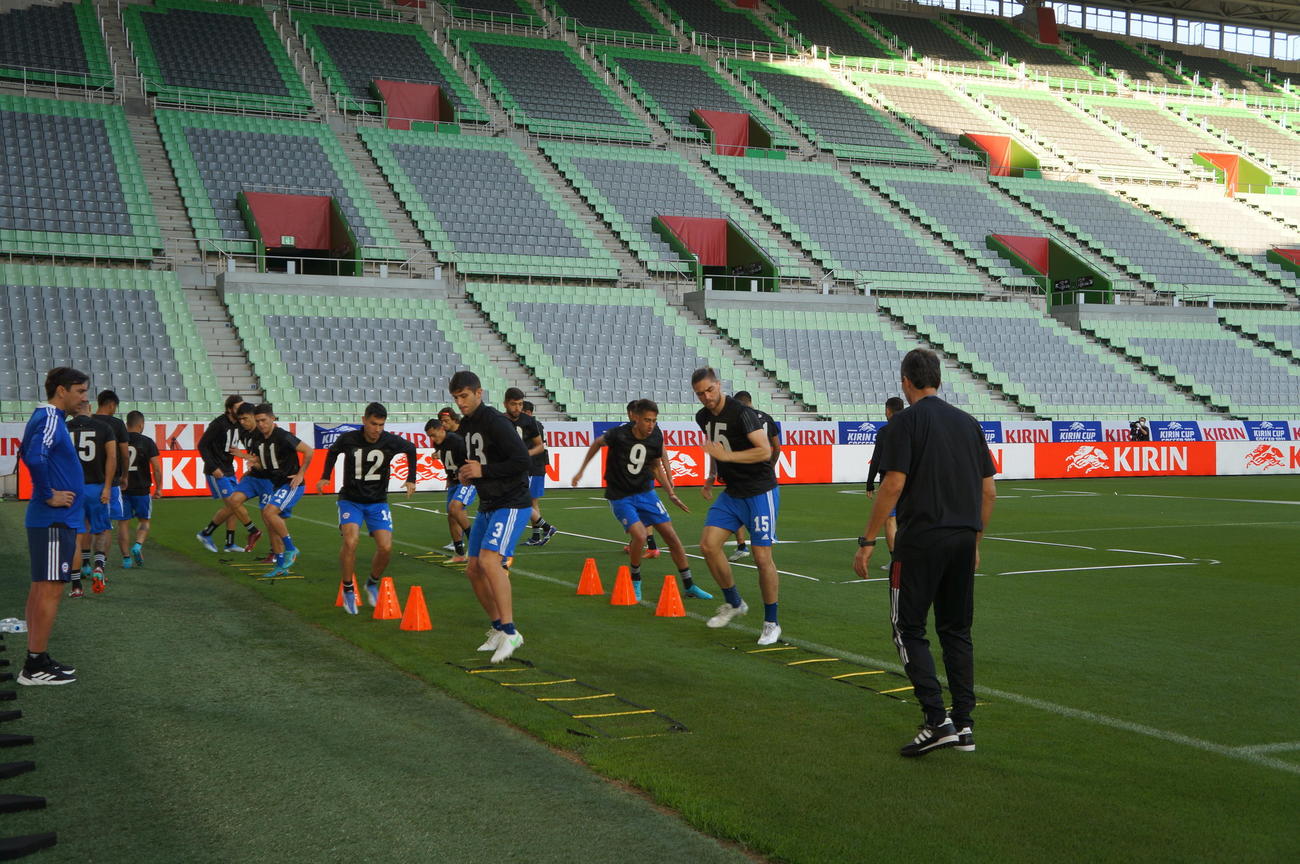 試合会場で公式練習をこなすチリ代表のメンバー（撮影・益子浩一）