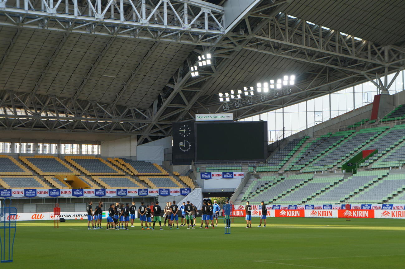試合会場で公式練習をこなすチリ代表のメンバー（撮影・益子浩一）