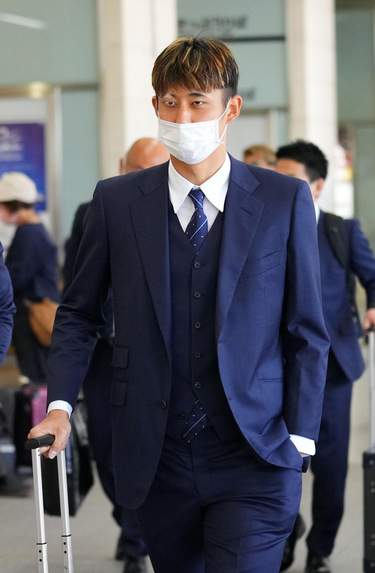神戸に到着した伊藤ら日本代表イレブン（撮影・横山健太）