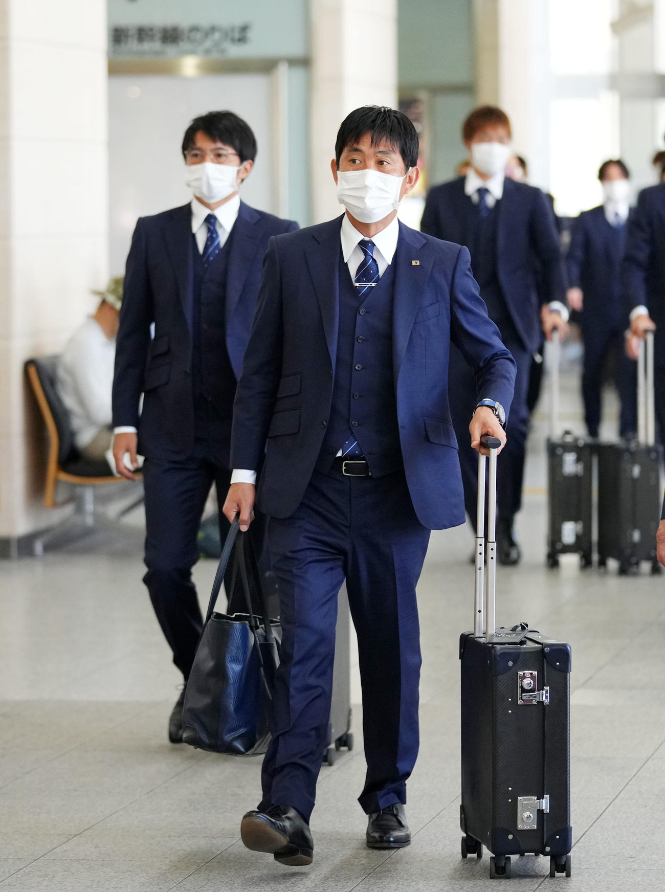 神戸に到着した森保監督（手前）ら日本代表イレブン（撮影・横山健太）