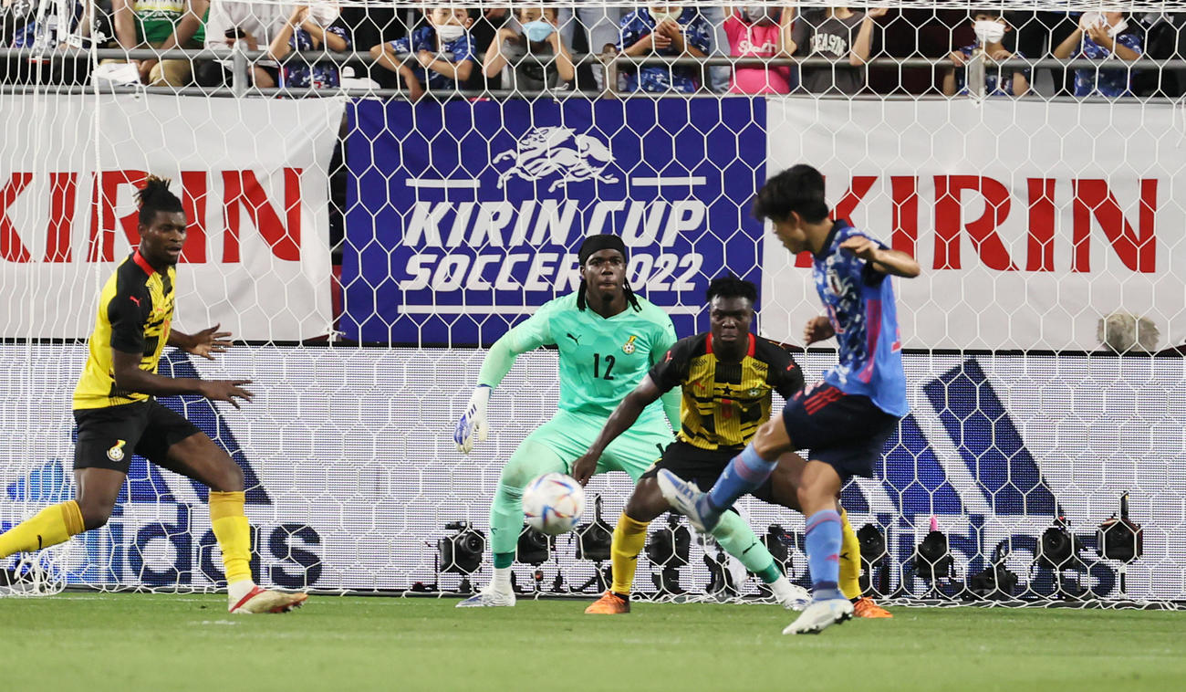日本対ガーナ　後半、久保は正面からシュートを放ちゴールを決める（撮影・加藤哉）