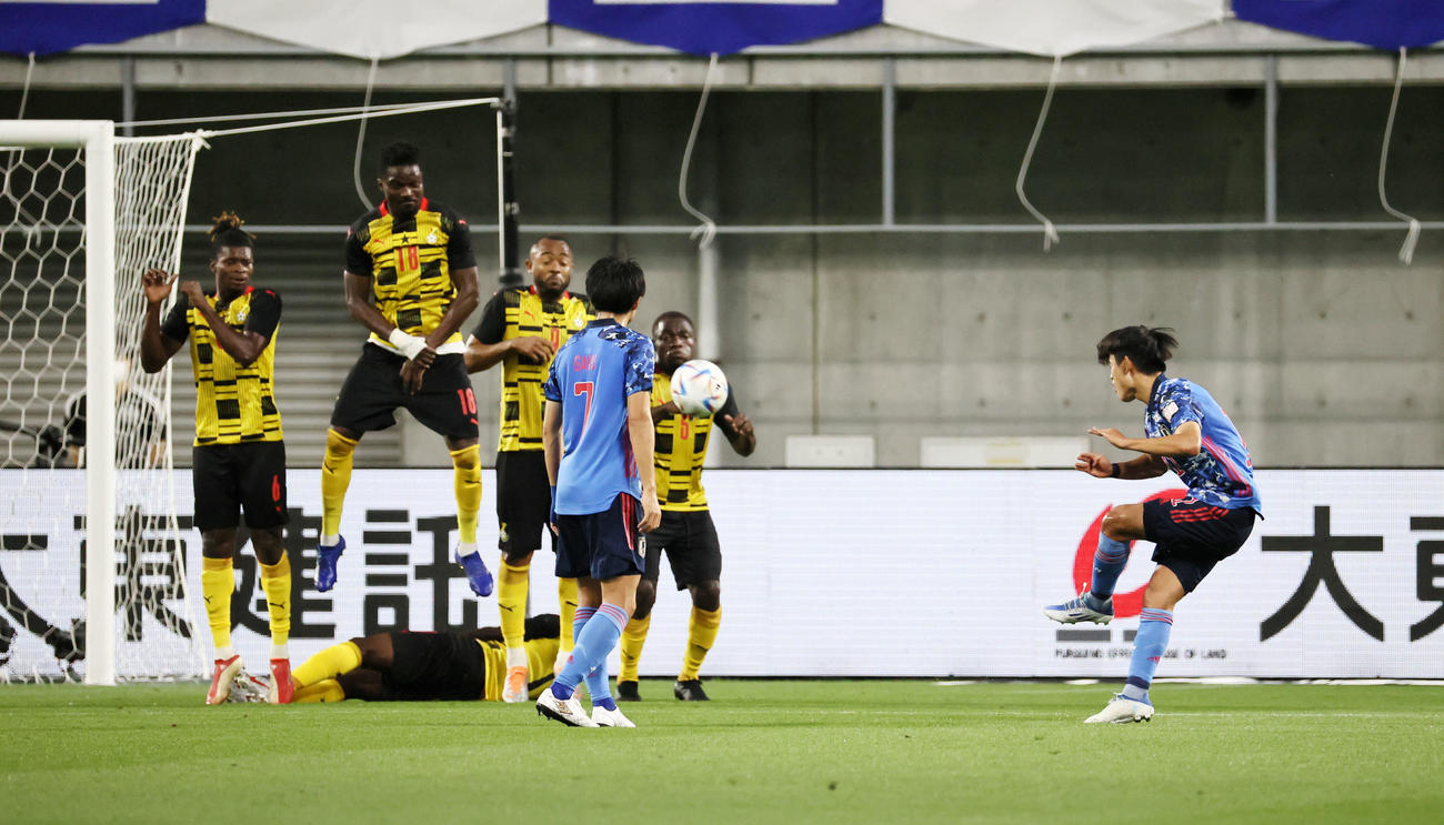 日本対ガーナ　前半、FKでゴールを狙う久保（右）（撮影・加藤哉）