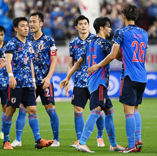 日本対ガーナ　前半、ゴールを決めタッチを交わす三笘（右から2人目）（撮影・横山健太）