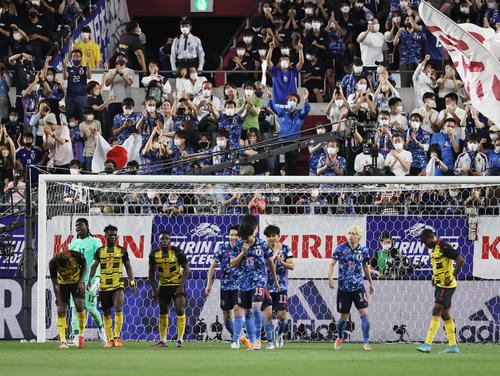 日本対ガーナ 後半、久保は正面からシュートを放ちゴールを決める(撮影・加藤哉)