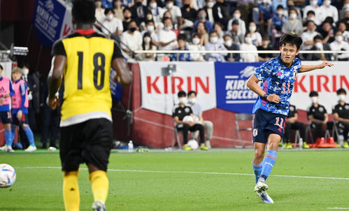 日本対ガーナ 後半、代表初ゴールを決める久保(撮影・横山健太)