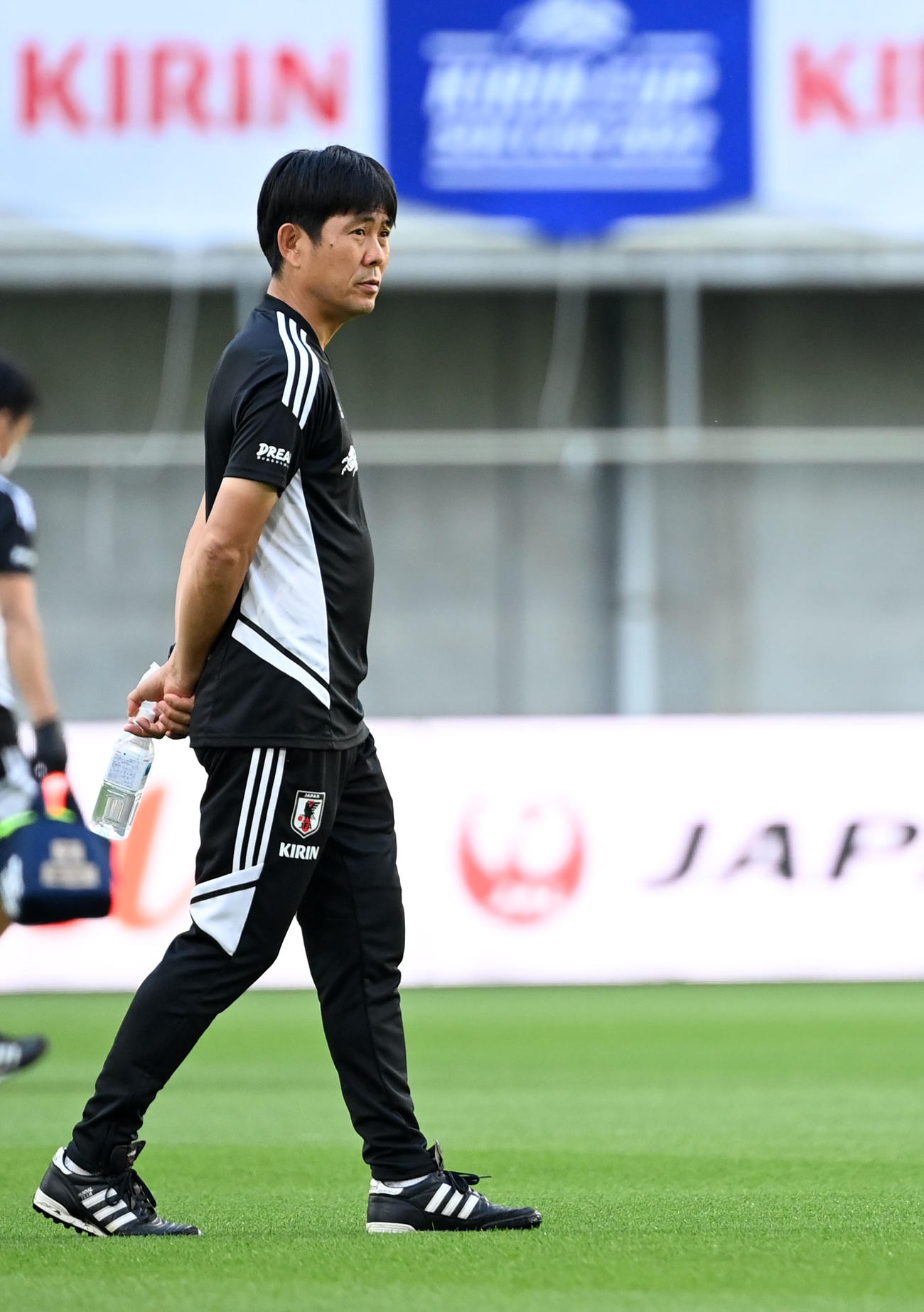練習を見つめる森保監督（撮影・横山健太）