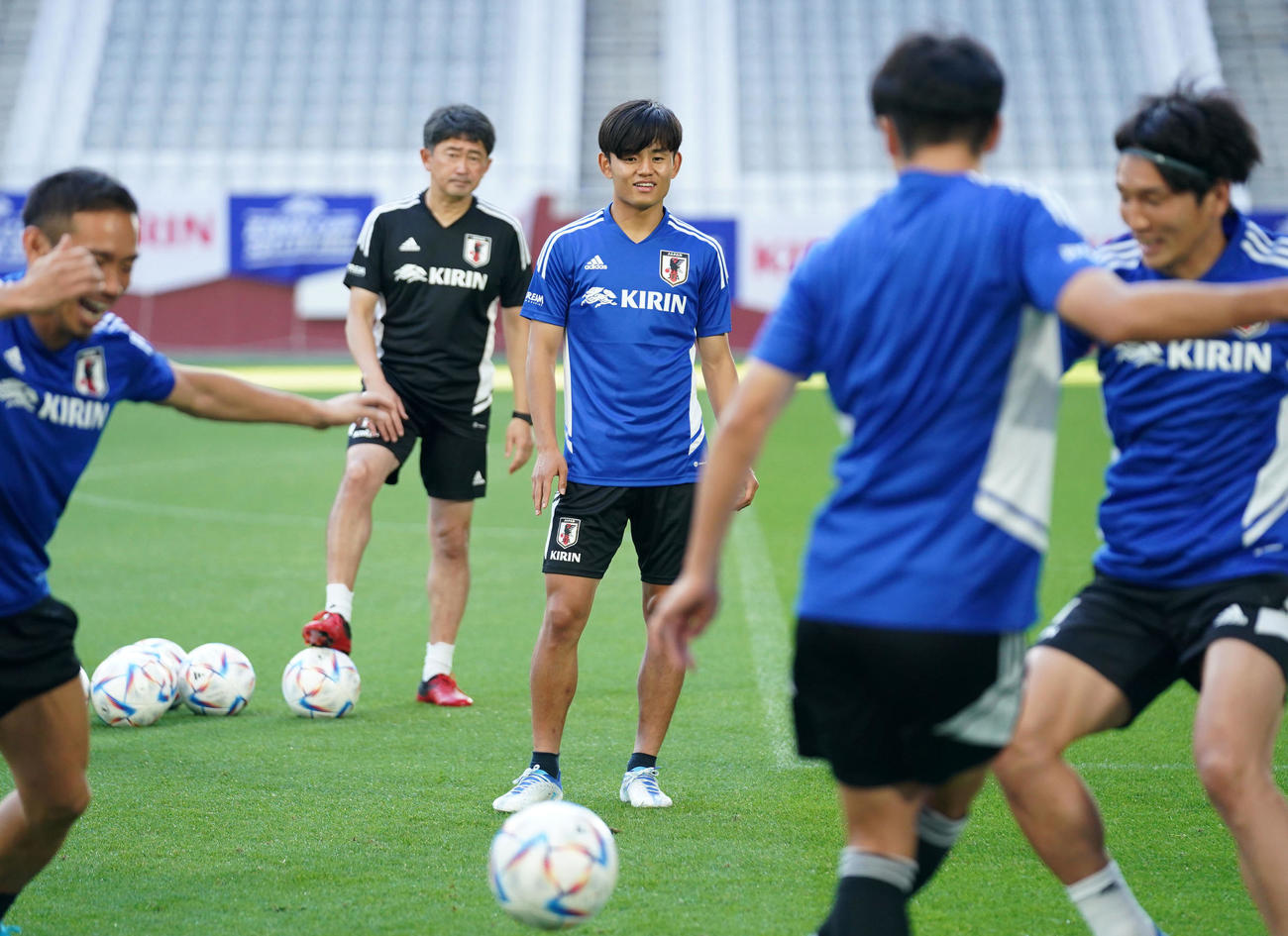 22年6月9日、ボール回しで先輩たちのプレーを笑顔で見つめる久保（中央）