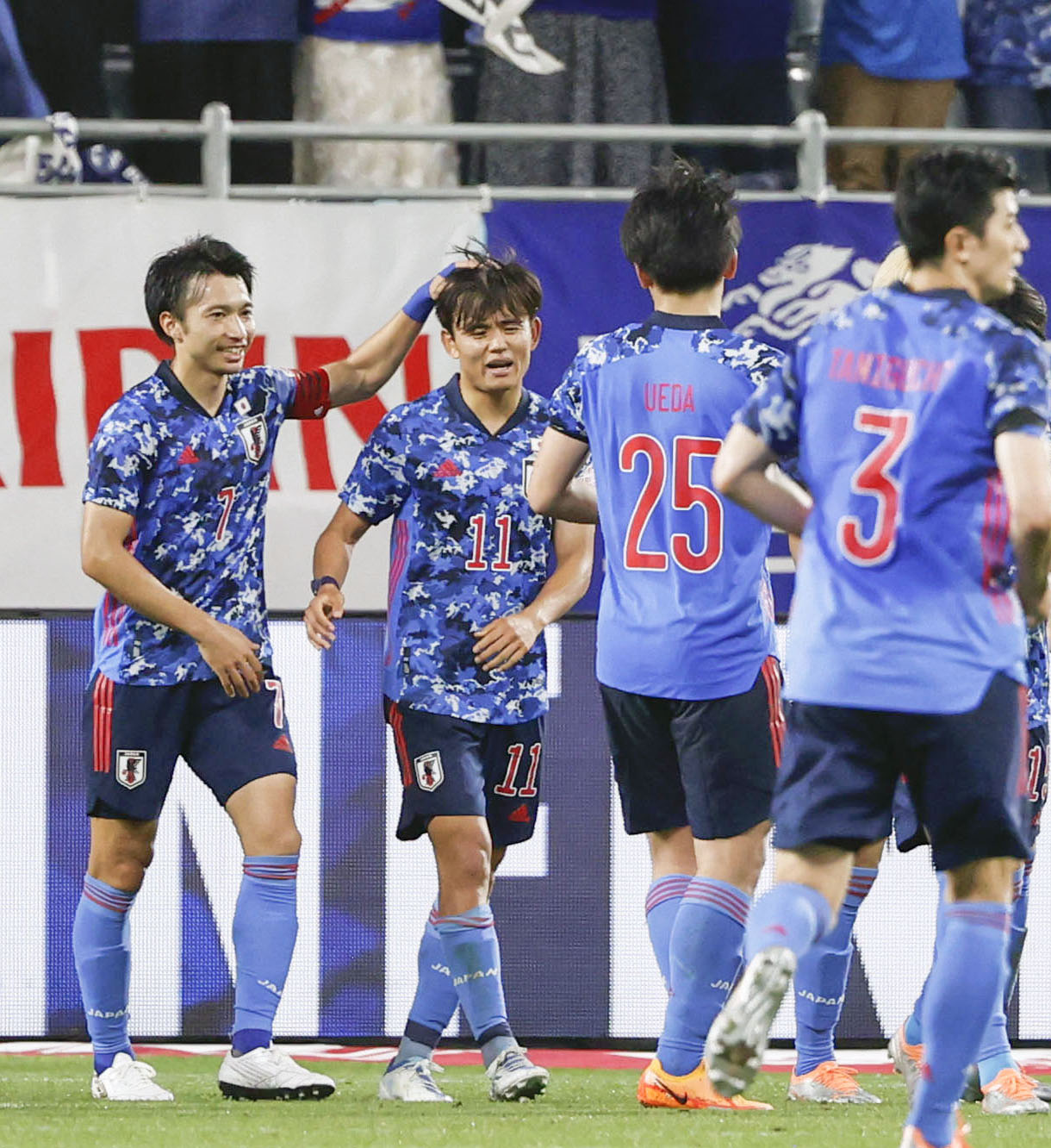 日本―ガーナ　後半、チーム3点目のゴールを決め、柴崎（左端）に祝福される久保建（共同）