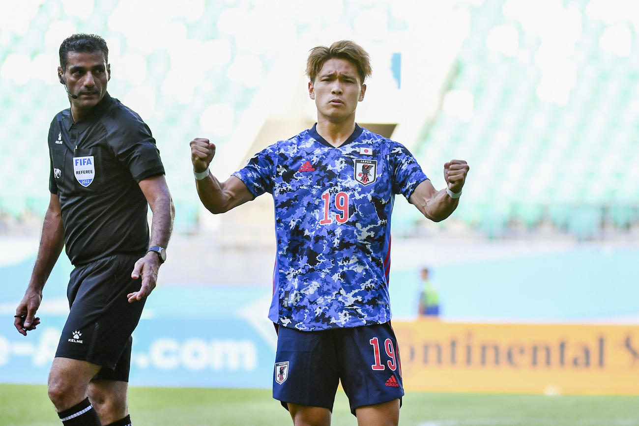 タジキスタン戦の前半、先制ゴールを決めガッツポーズする松木玖生（C）AFC