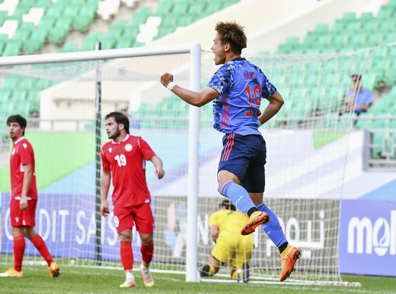 タジキスタン戦の前半、先制ゴールを決め跳び上がって喜ぶ松木玖生（C）AFC