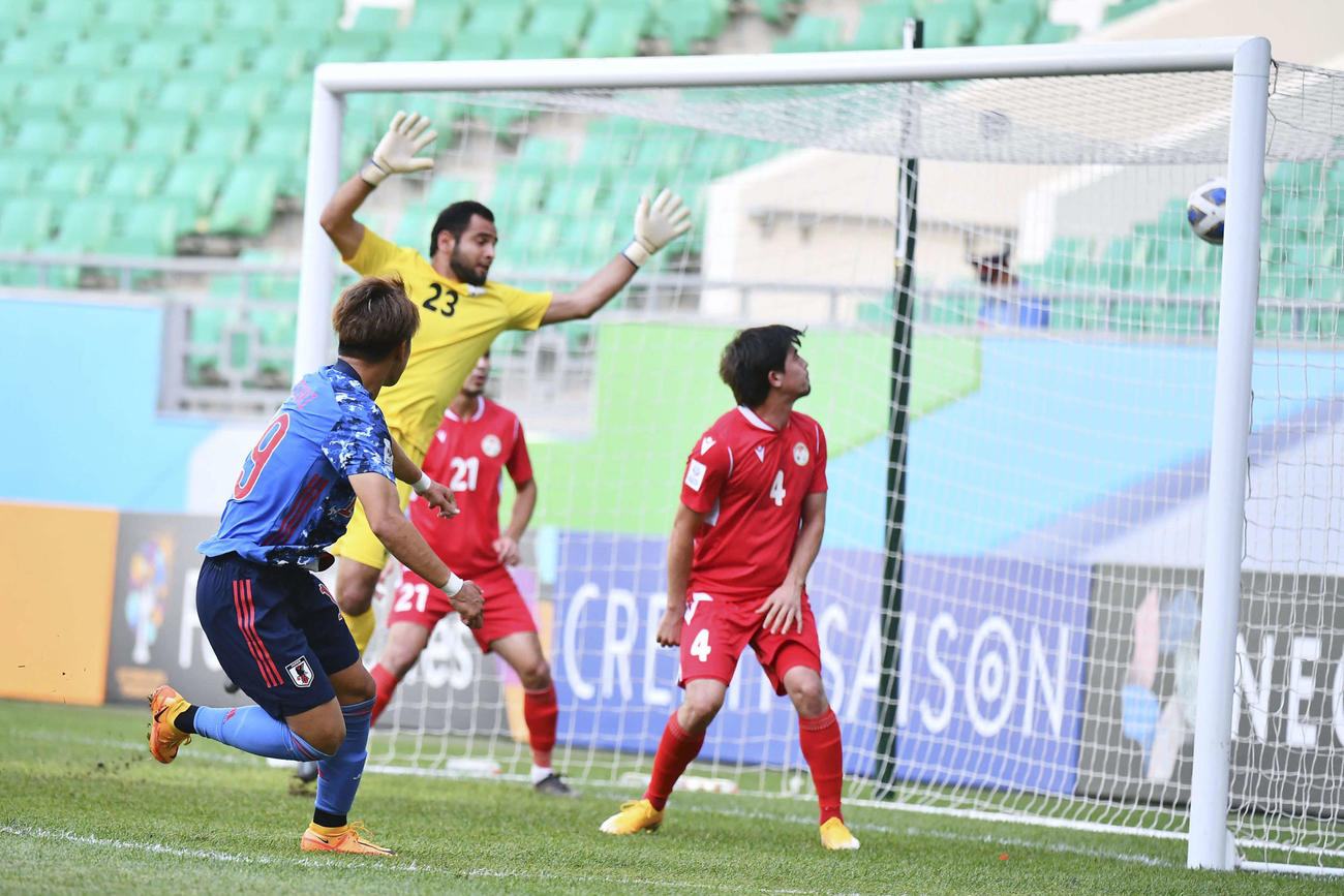 タジキスタン戦の前半、先制ゴールを決める松木玖生（左）（C）AFC