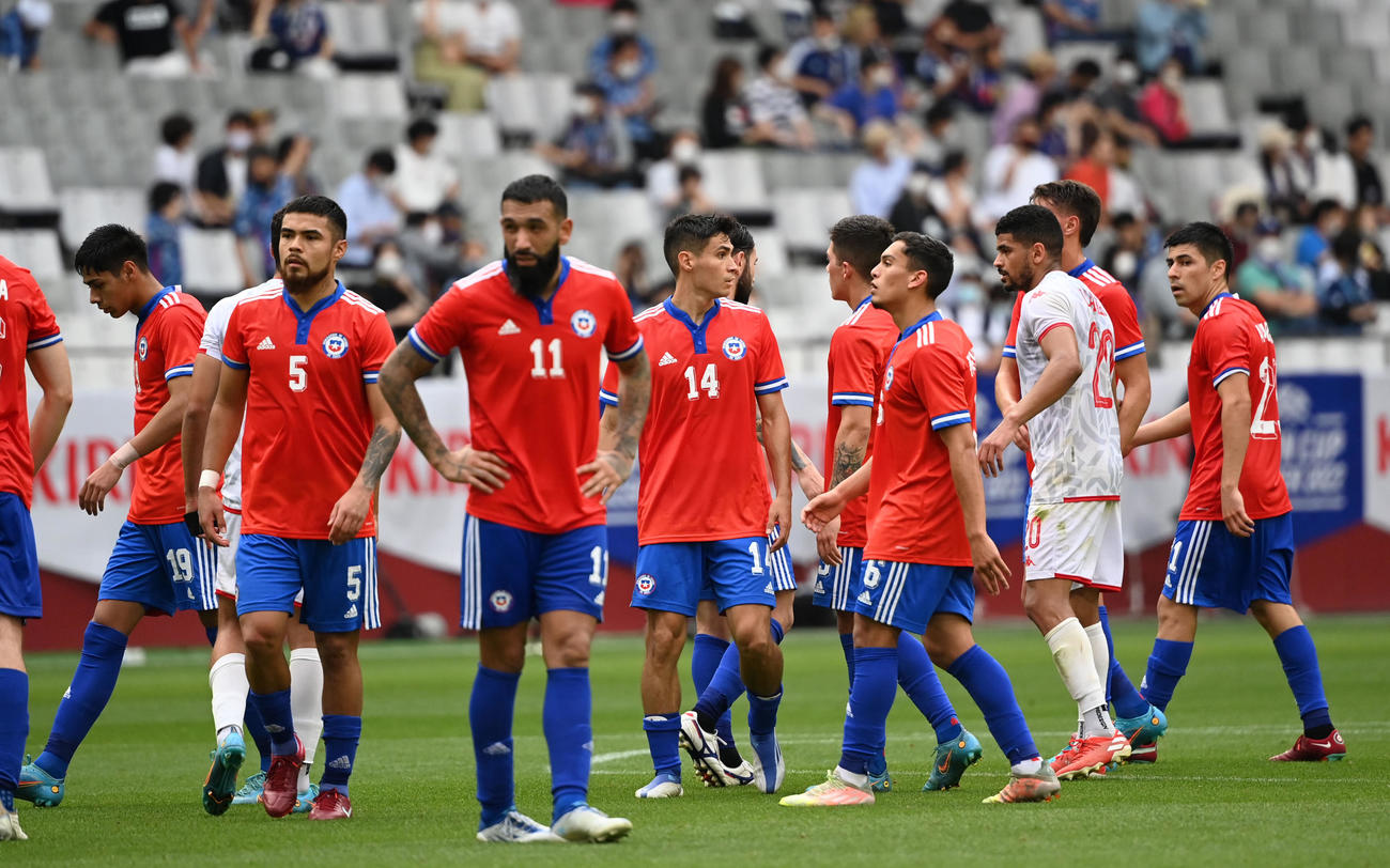 チリ対チュニジア　チュニジアに敗れ肩を落とすチリイレブン（撮影・横山健太）