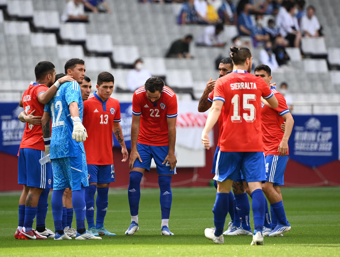 チリ対チュニジア　試合開始前、円陣を組むチリイレブン（撮影・横山健太）