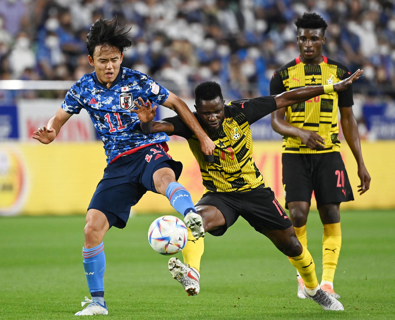 日本対ガーナ　前半、競り合う久保（左）（撮影・横山健太）