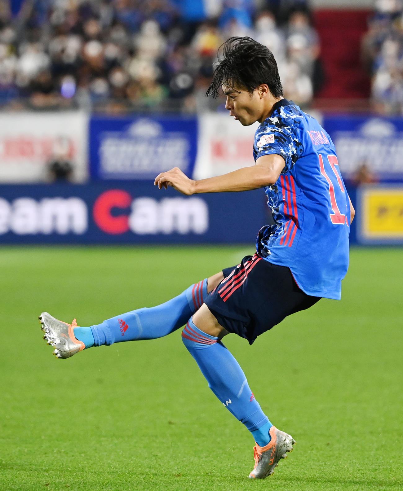 日本対ガーナ　前半、ゴールを決める三笘（撮影・横山健太）