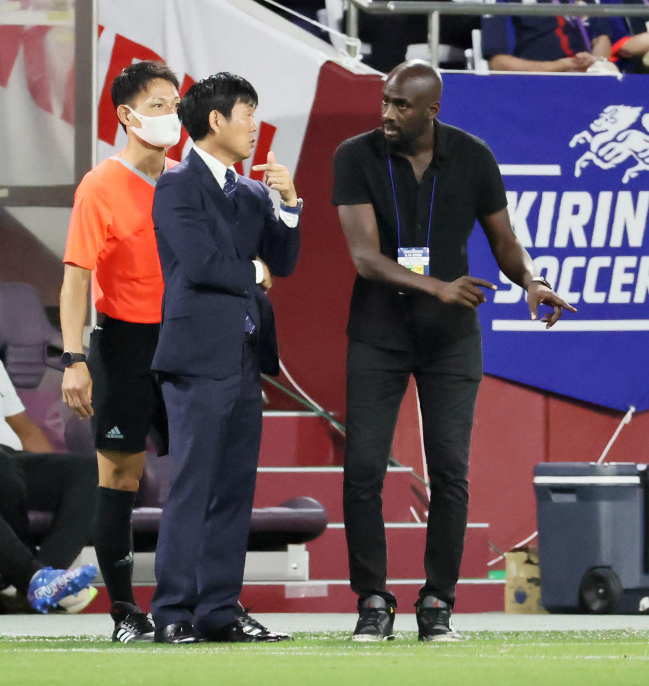 日本対ガーナ　前半、試合中に言葉を交わす森保監督（左）とアッド監督（撮影・加藤哉）