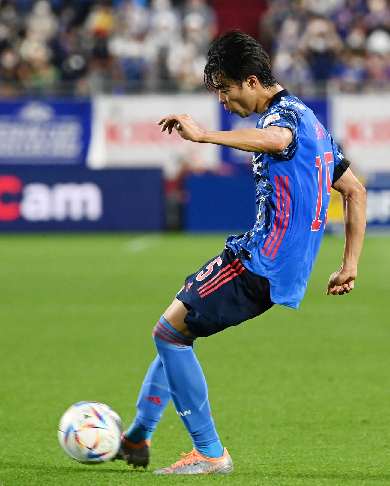 日本対ガーナ　前半、ゴールを決める三笘（撮影・横山健太）