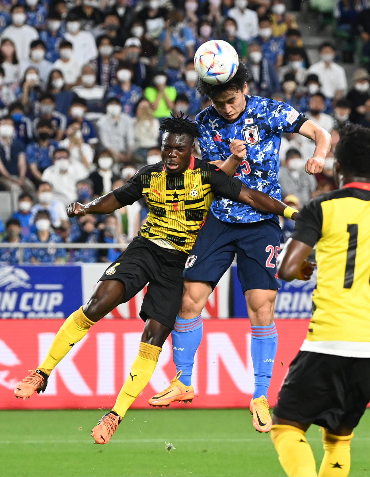 日本対ガーナ　前半、ヘディングシュートを放つ上田（右）（撮影・横山健太）