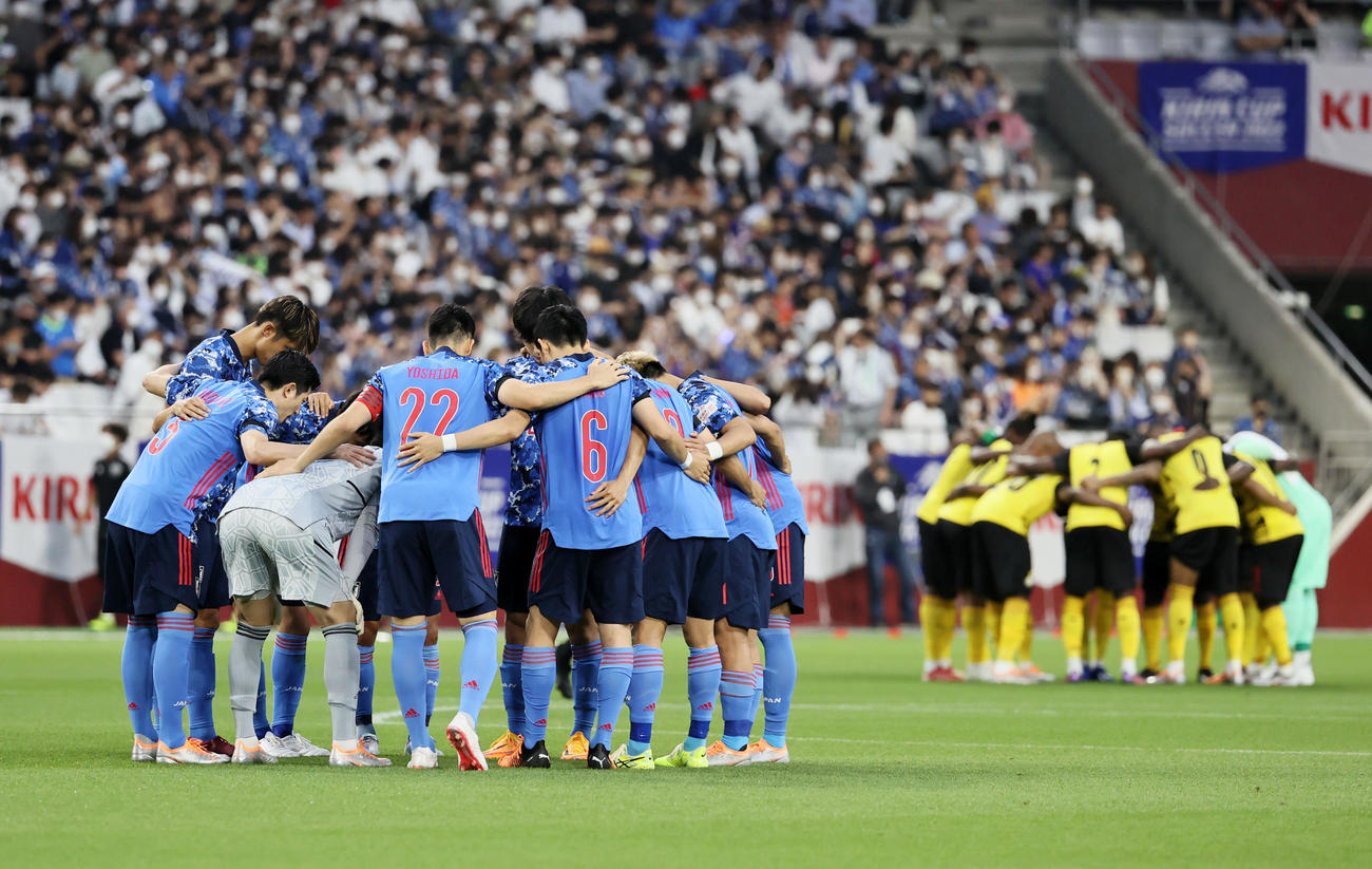 日本対ガーナ　円陣を組む日本代表（撮影・加藤哉）