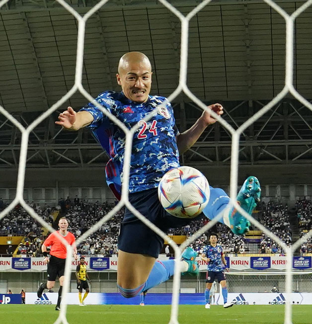 日本対ガーナ　後半、ゴールを決める前田（撮影・横山健太）