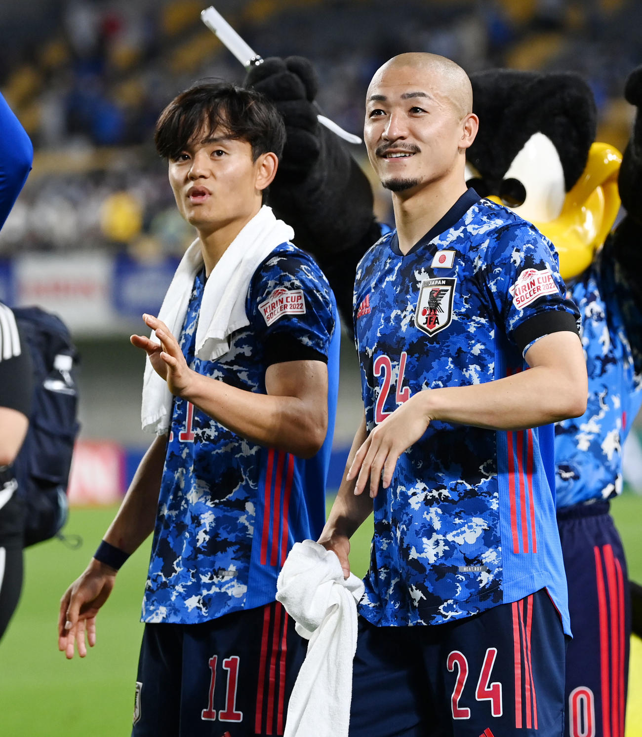 日本対ガーナ　試合後、声援に応える久保（左）と前田（撮影・横山健太）