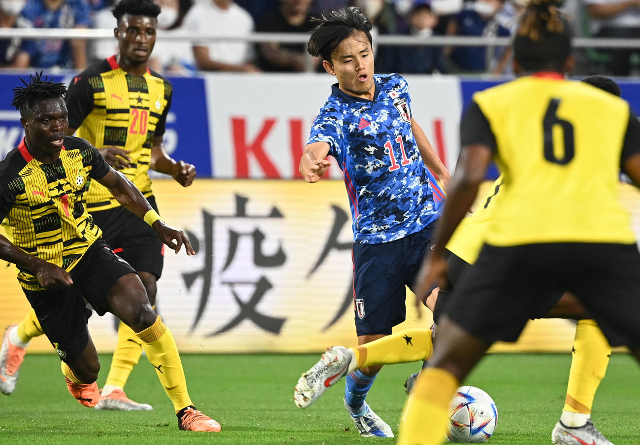 日本対ガーナ　前半、ドリブルする久保（撮影・横山健太）