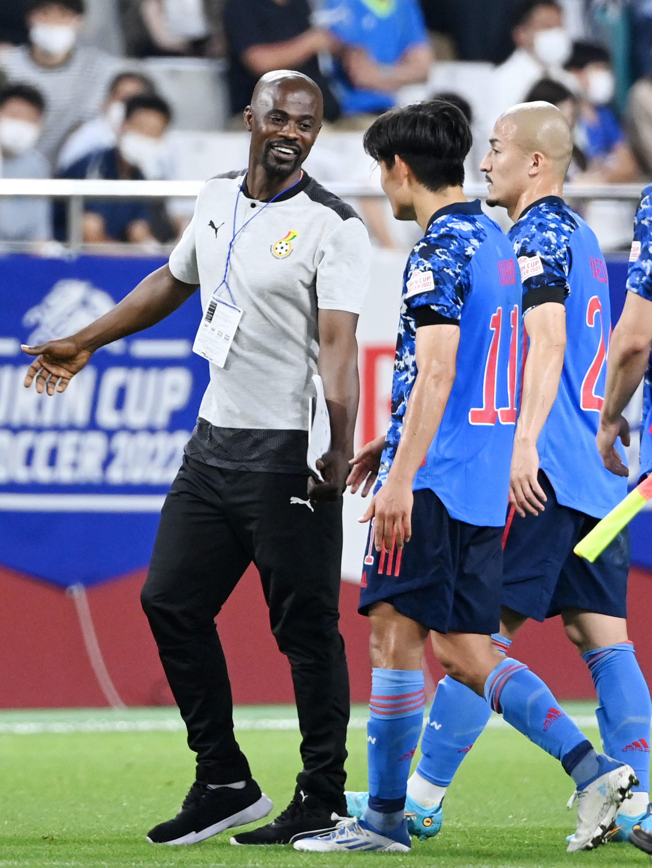 日本対ガーナ　試合後、久保（中央）と言葉を交わすガーナのアッド監督（左）（撮影・横山健太）