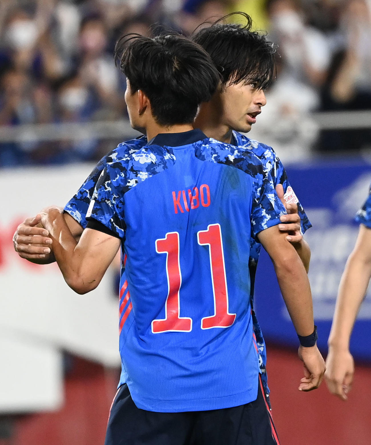 日本対ガーナ　後半、ゴールを決めた久保（手前）と抱き合う三笘（撮影・横山健太）