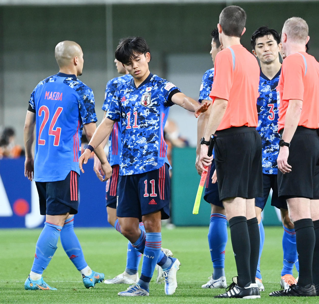 日本対ガーナ　試合後、さえない表情を見せる久保（中央）（撮影・横山健太）