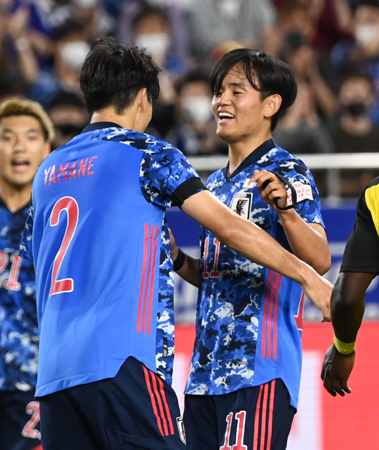 日本対ガーナ　前半、ゴールを決めた山根（左）と抱き合う久保（撮影・横山健太）
