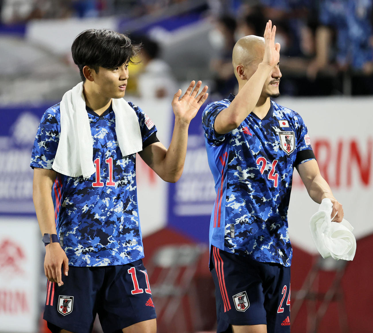 日本対ガーナ　サポーターに手を振って場内1周する久保（左）と前田（撮影・加藤哉）