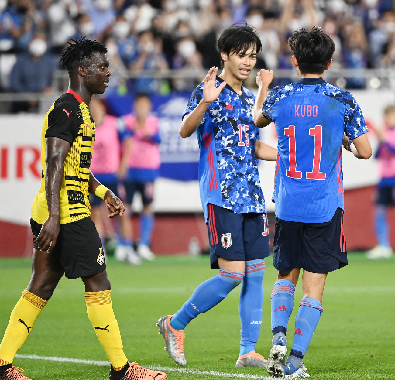 日本対ガーナ　後半、ゴールを決めた久保（右）とタッチを交わす三笘（中央）（撮影・横山健太）