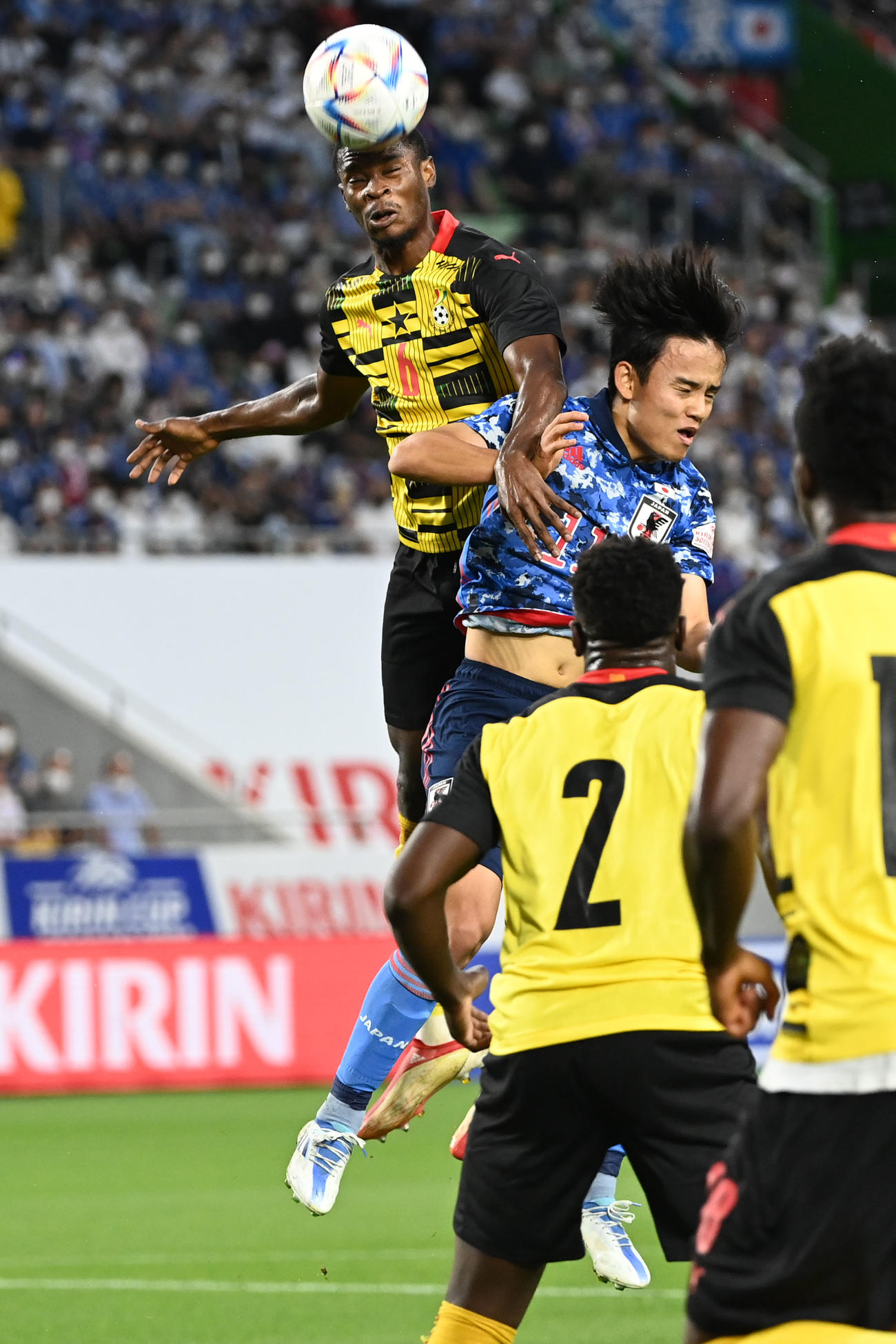 日本対ガーナ　前半、競り合う久保（右）（撮影・横山健太）