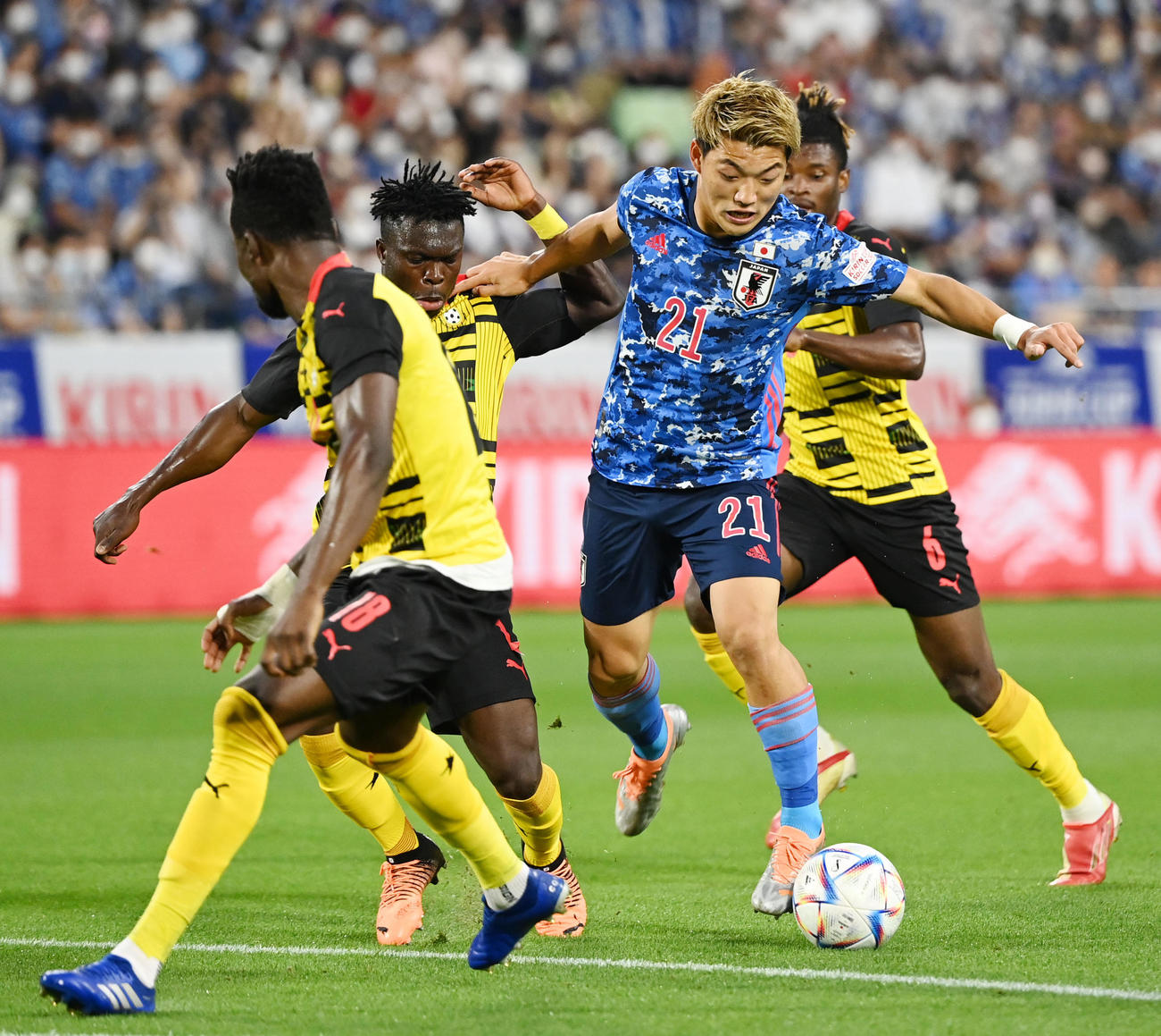日本対ガーナ　前半、ドリブルで攻め込む堂安（右から2人目）（撮影・横山健太）
