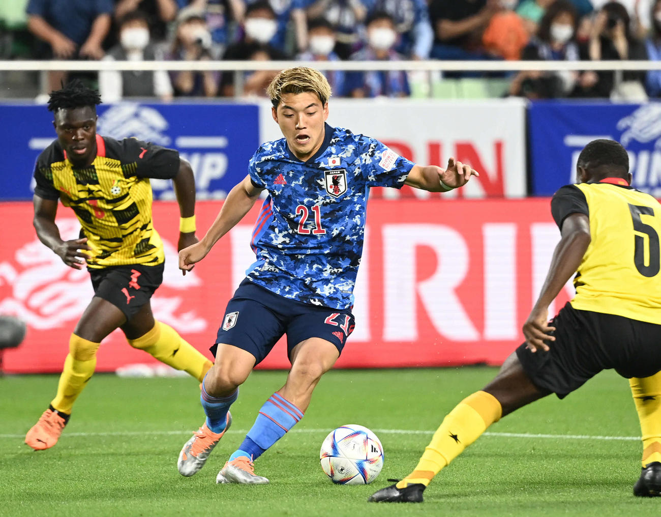 日本対ガーナ　前半、ドリブルする堂安（撮影・横山健太）