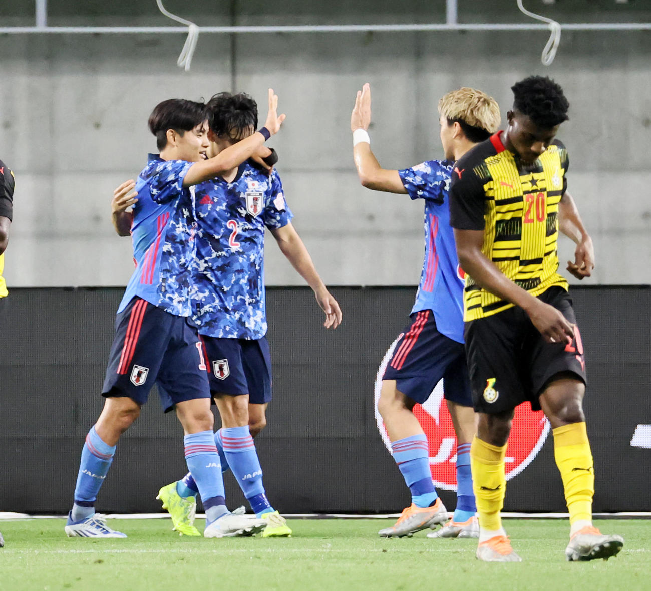 日本対ガーナ　前半、ゴールを決めた山根（左から2人目）の肩に手を回し堂安（同3人目）とハイタッチする久保（左）（撮影・加藤哉）