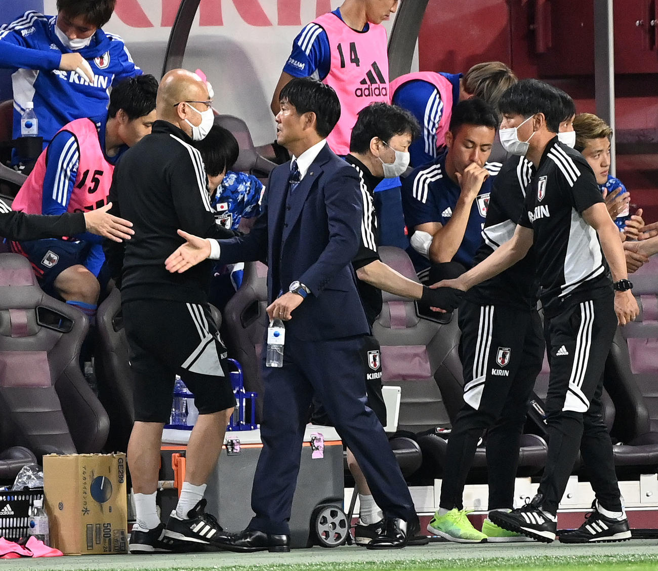 日本対ガーナ　ガーナに勝利しタッチを交わす森保監督（中央）（撮影・横山健太）