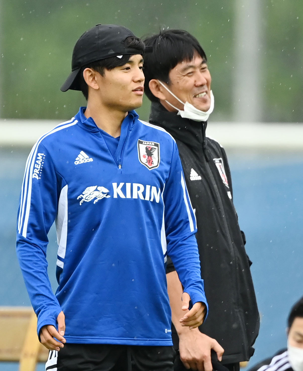 笑顔を見せる久保（左）と森保監督（撮影・横山健太）