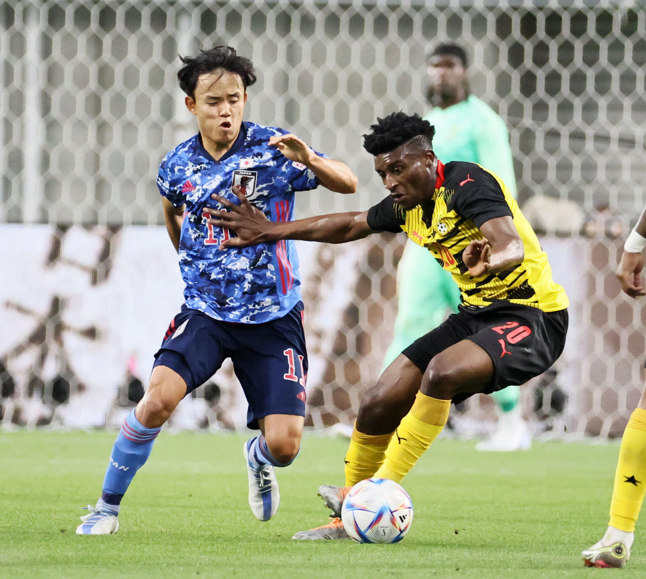 日本対ガーナ　　前半、モハンメド（右）と競り合う久保（2022年6月10日撮影）