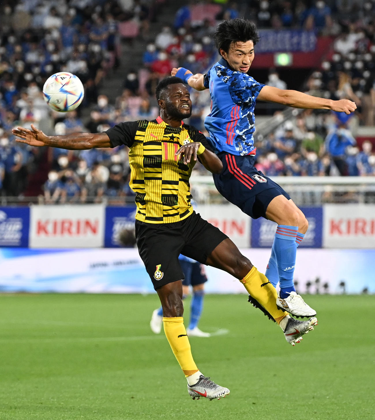 日本対ガーナ　前半、競り合う柴崎（右）（撮影・横山健太）