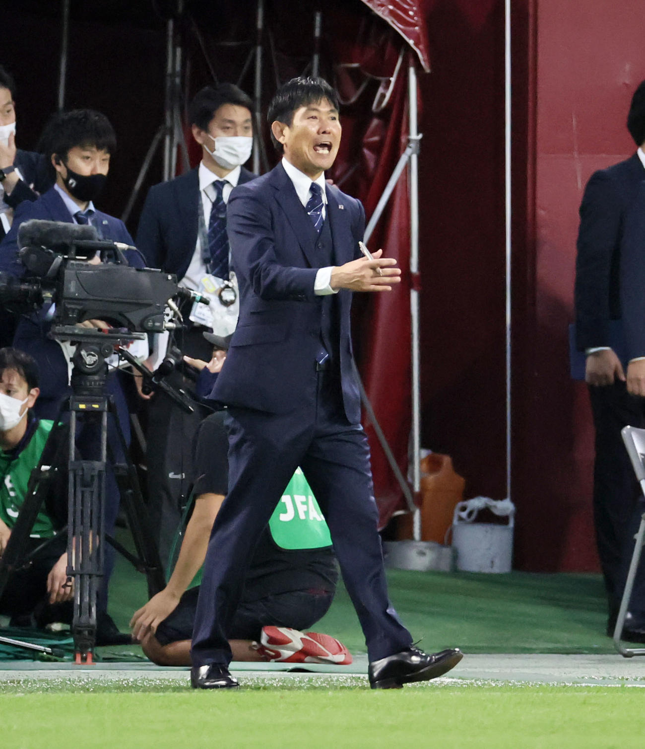 日本対ガーナ　前半、ベンチ前で声を出す森保監督（2022年6月10日撮影）