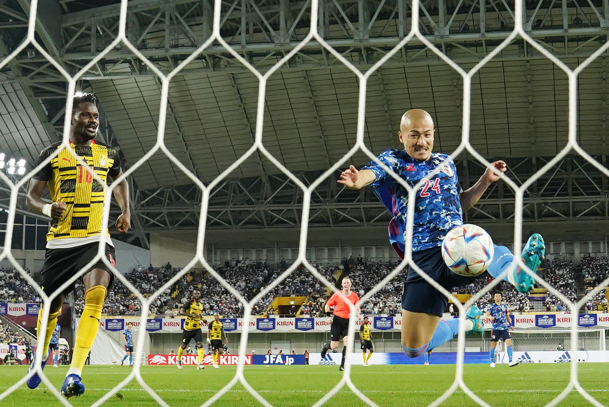 日本対ガーナ　後半、飛び込んでゴールを決める前田（2022年6月10日撮影）