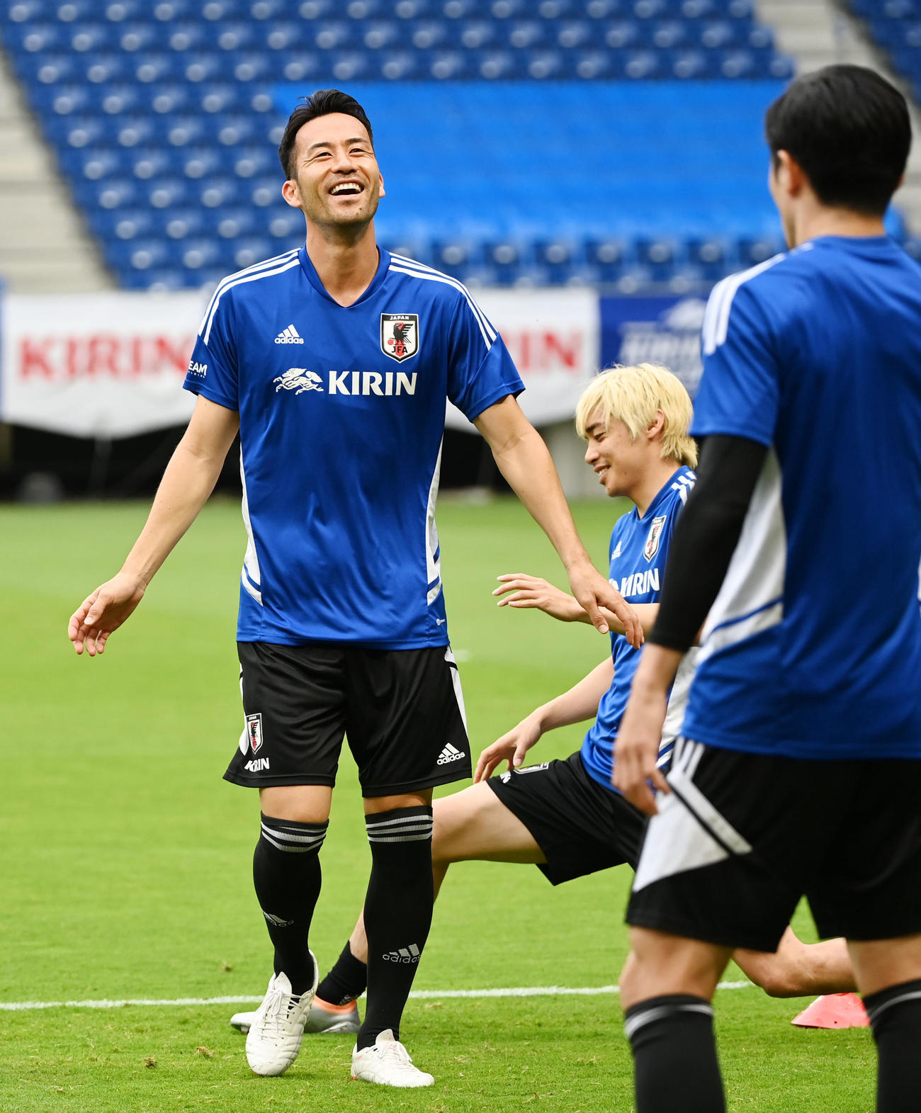 ボール回しで笑顔を見せる吉田（左）（撮影・横山健太）