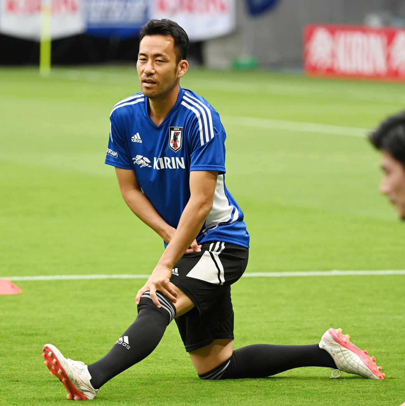 ストレッチをする吉田（撮影・横山健太）